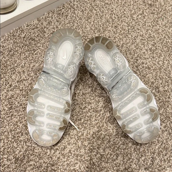 Nike Air VaporMax Plus in White - Picture 3 of 7